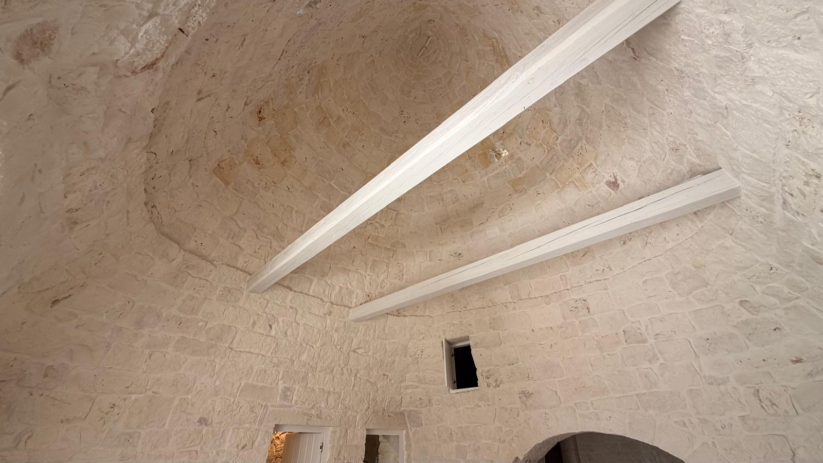 Trulli Comunicanti, Restaurati con Antico Camino, Ulivi Secolari.